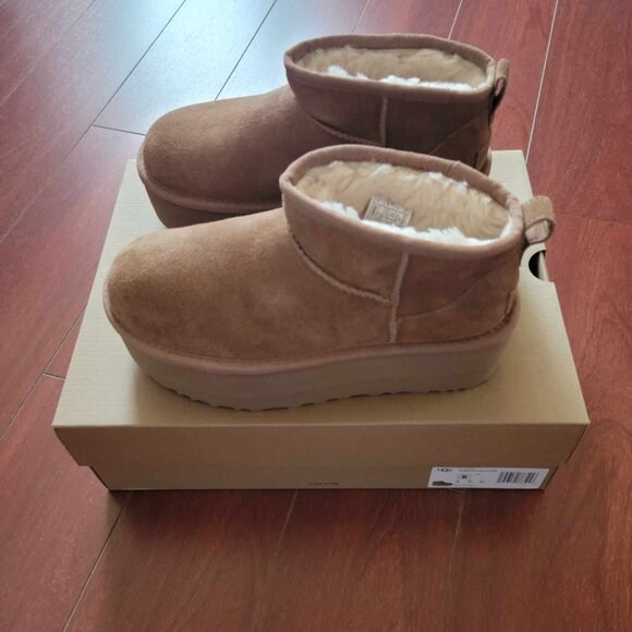 UGG Women's Classic Ultra Mini Platform - Driftwood/White pepper - Picture 4 of 7